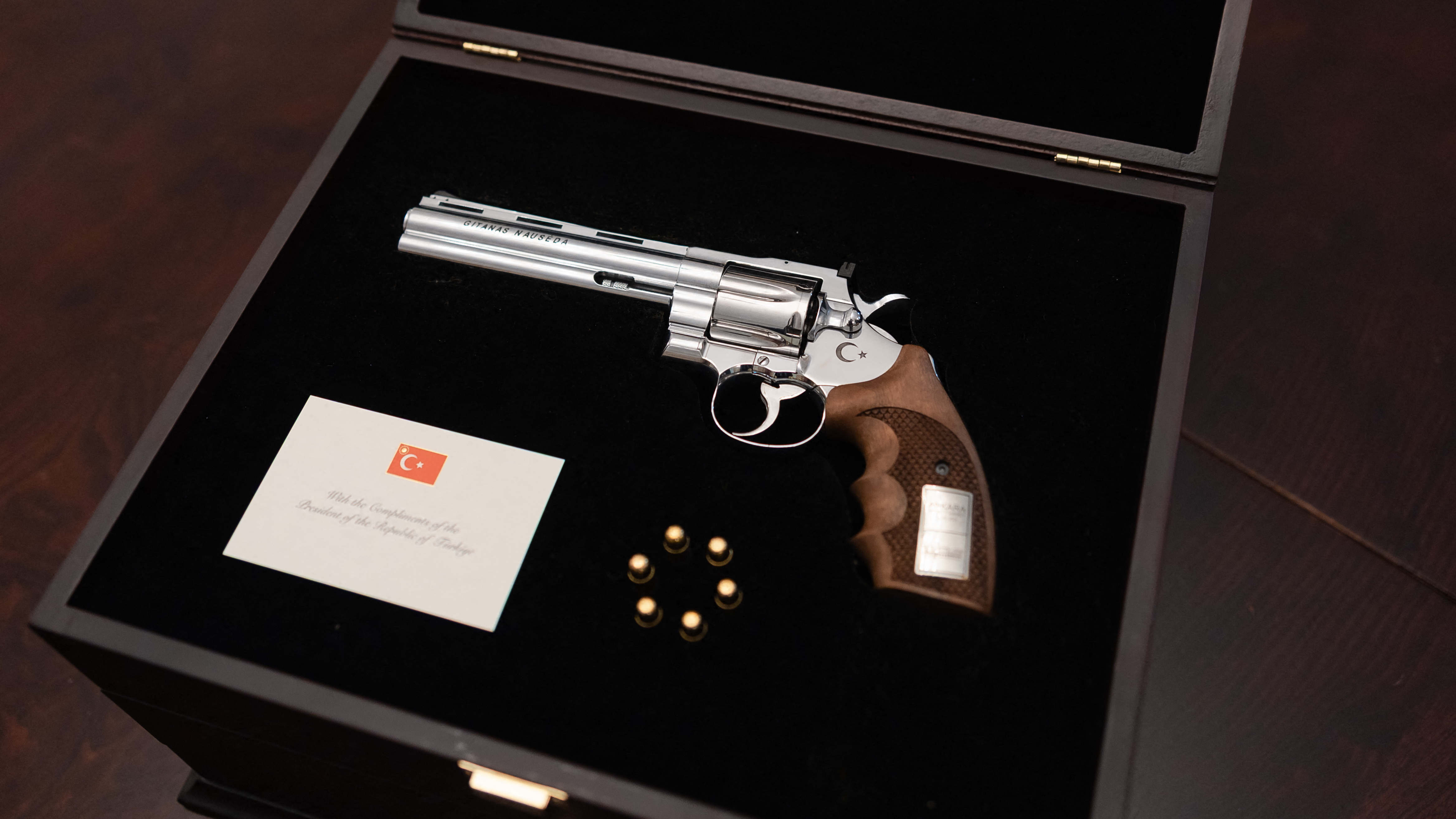 Erdogan gifts revolvers to Nato leaders prompting customs and security questions020 Erdogan gifts revolvers to Nato leaders prompting customs and security questions