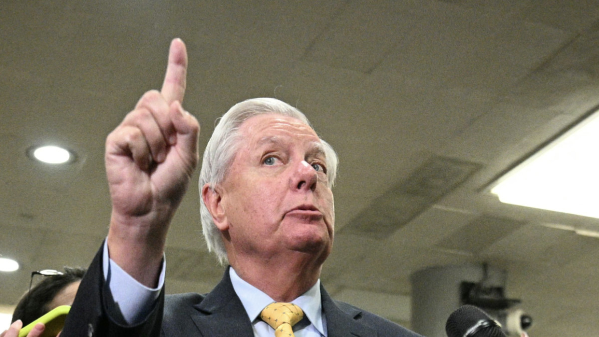 Lindsey Graham threatens Saudi Arabia if they do not join war on Iran
