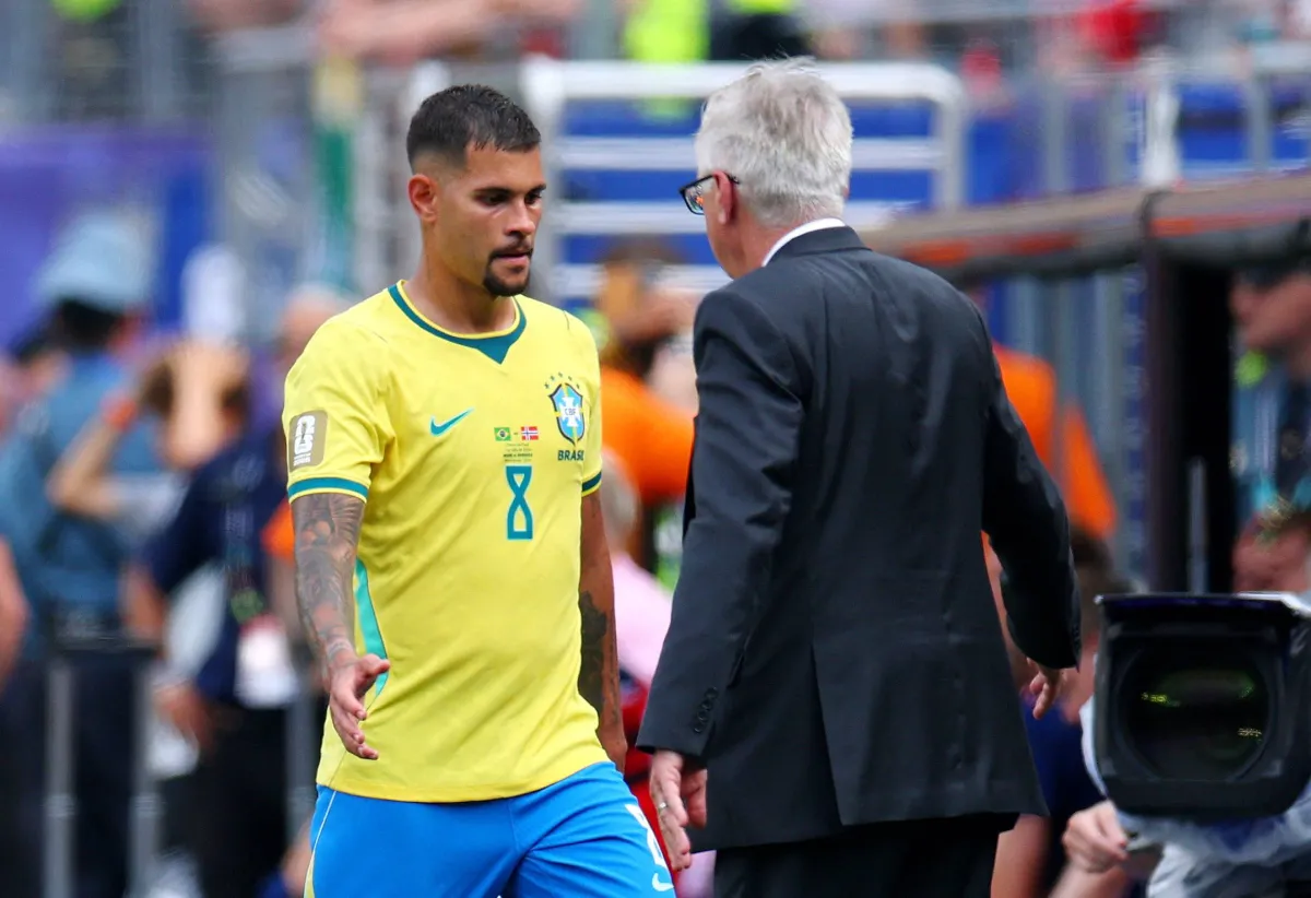 Newcastle Boss Howe Uncertain About Guimaraes Future020 Newcastle Boss Howe Uncertain About Guimaraes Future