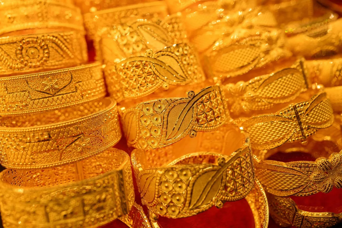 Gold Falls as Renewed Middle East Tensions Fuel Inflation Fears