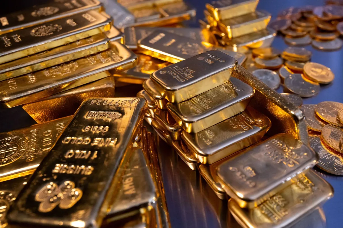 Gold Drops Below Key 4000 Level as Dollar Firms Rate Hike Bets Rise