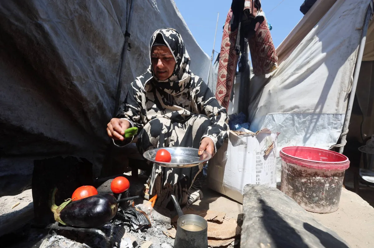 In Gazas Tent Camps a Cigarette Lighter Becomes a Lifeline