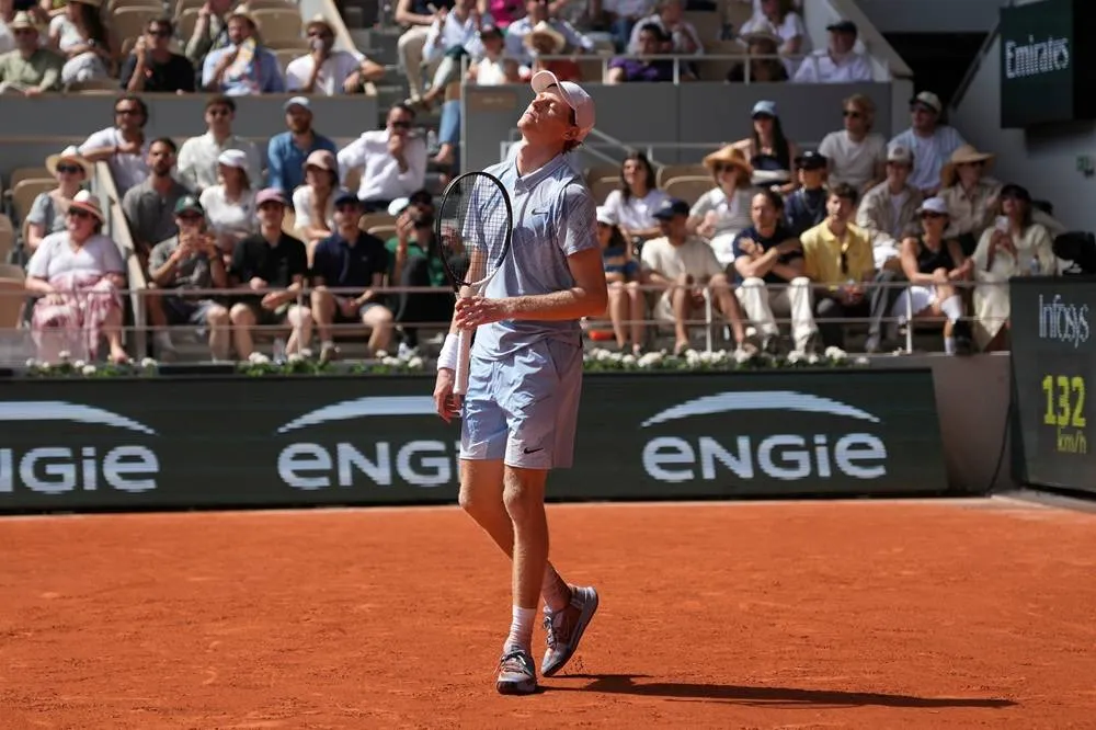 Sinner Struggles with Illness Low Energy as Cerundolo Shocks French Open Favorite in Second Round
