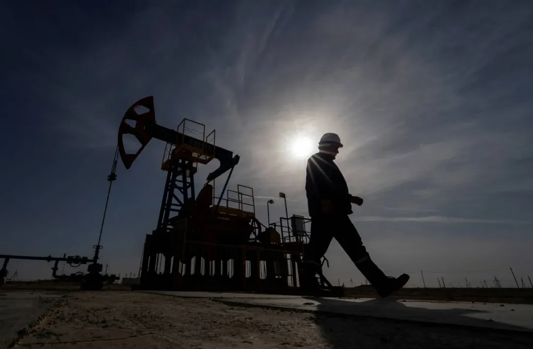 Oil Heads for Weekly Gain but Remains under Supply Hike Pressure