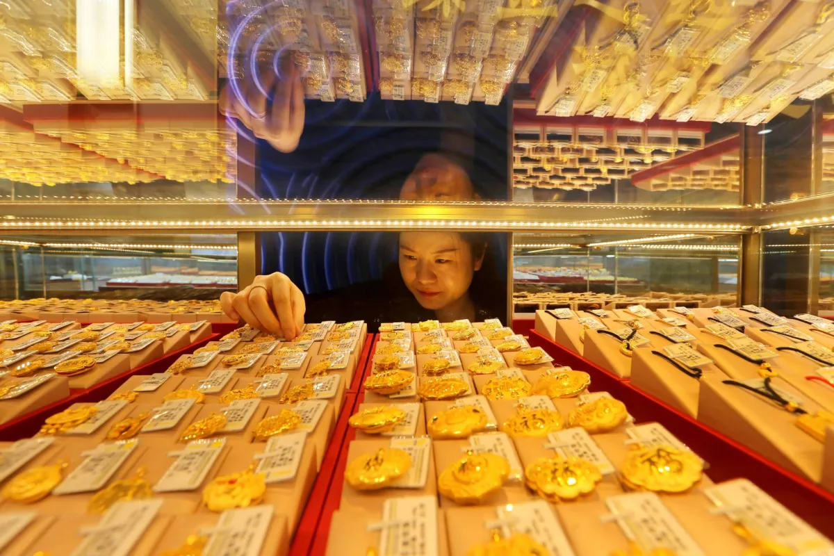 Gold Falls as Renewed USIran Tensions Dampen Peace Hopes Clouds Interest Rate Outlook